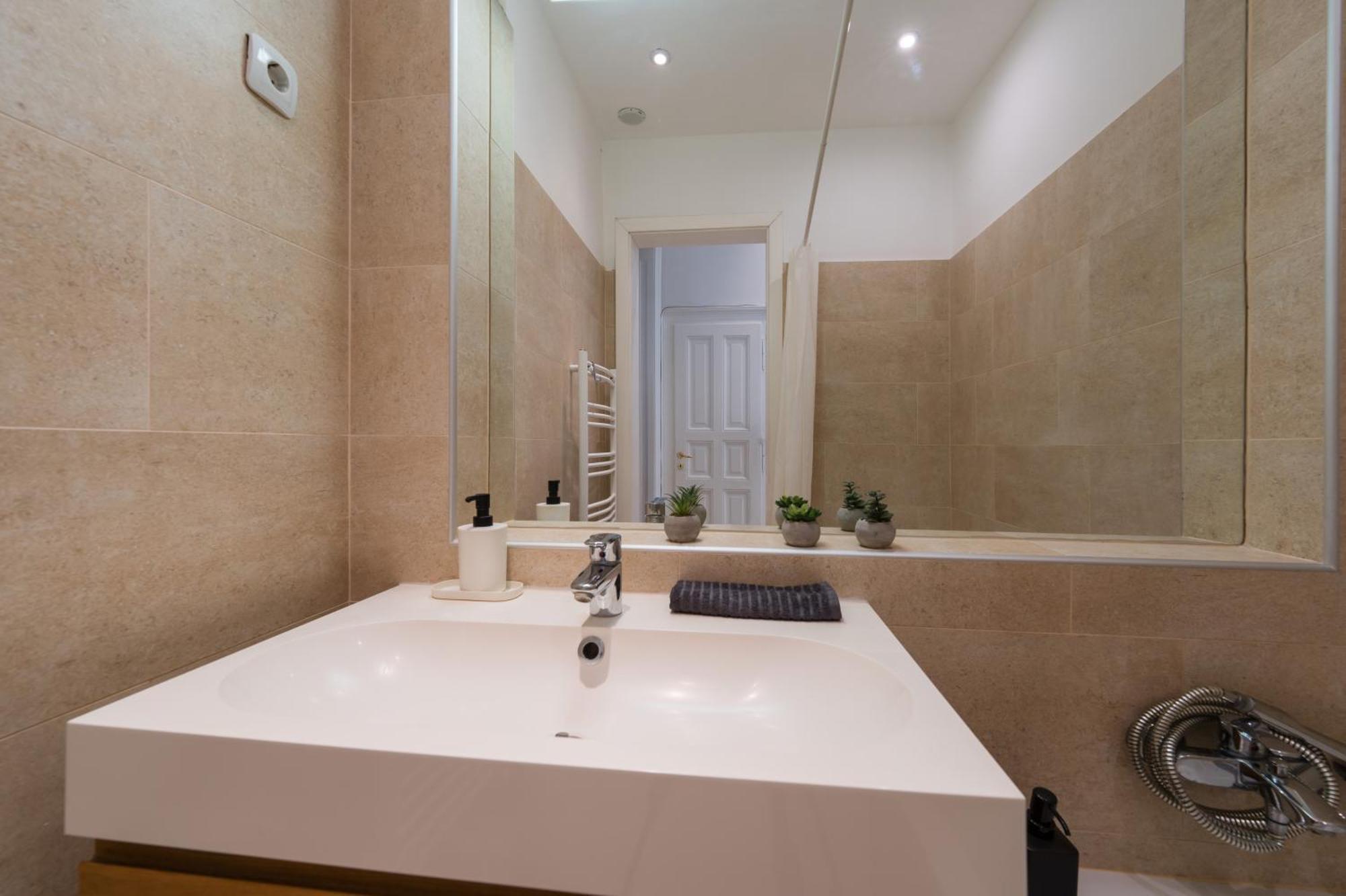 Spacious Apartment By Opera Budapest Bagian luar foto